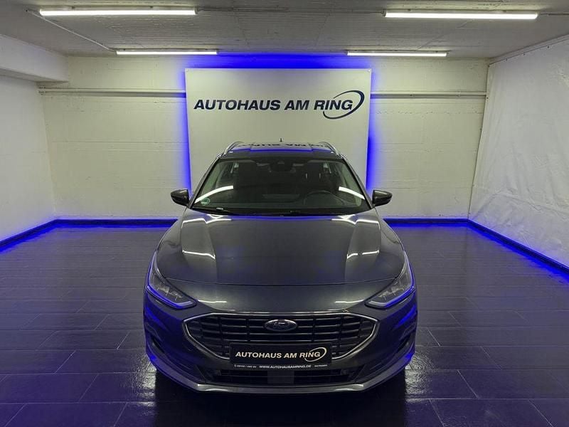 Grau Gebraucht 2023 Ford Focus Titanium Limousine | 15.999 € (Fairer Preis) - Bild 1/4