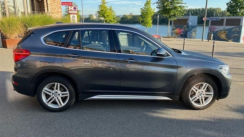 Grau Gebraucht 2016 BMW X1 xLine SUV | 17.800 € (Superpreis) - Bild 1/4