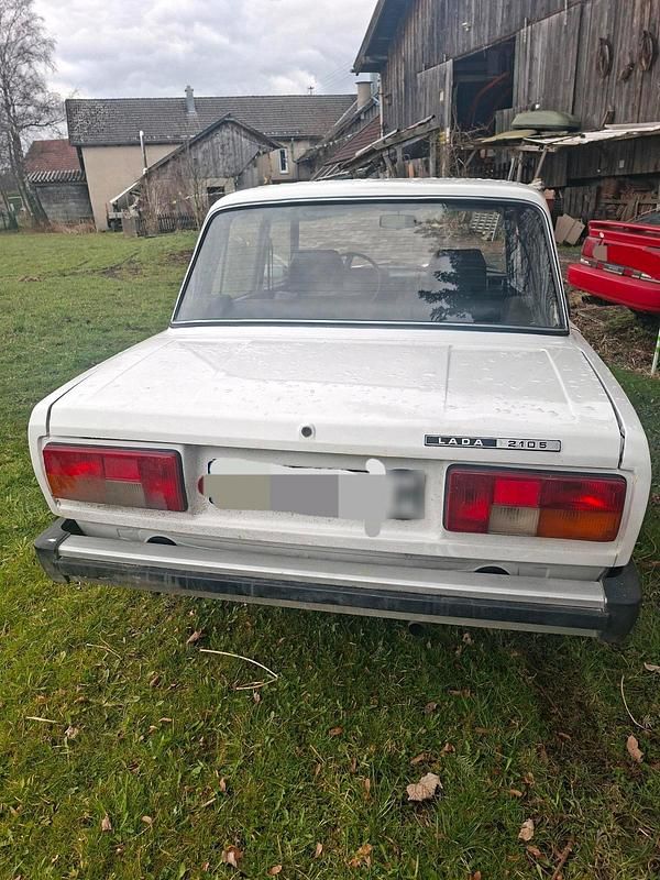 Second-hand Lada 2105 75 CP (55 kW) 1990 Alb Berlinǎ