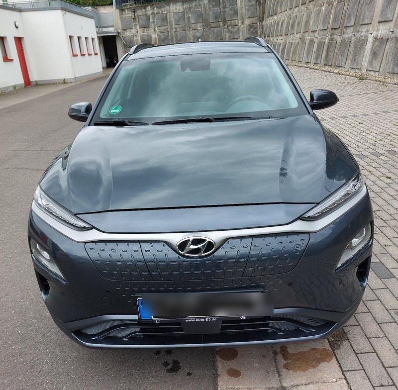 Grau Gebraucht 2021 Hyundai Kona Advantage SUV | 22.500 € (Teuer) - Bild 1/4