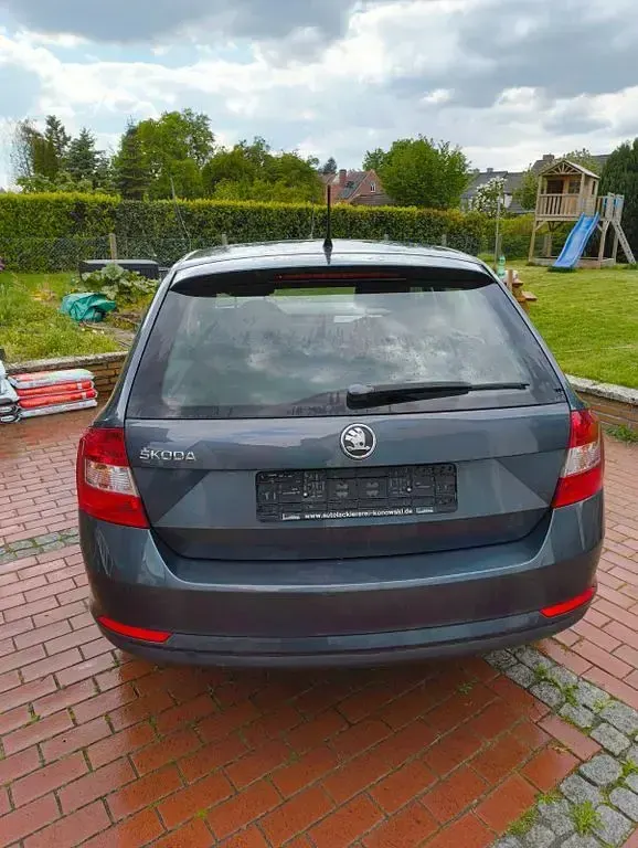 Gebraucht Skoda Rapid 90 PS (66 kW) 2014 Grau Kleinwagen