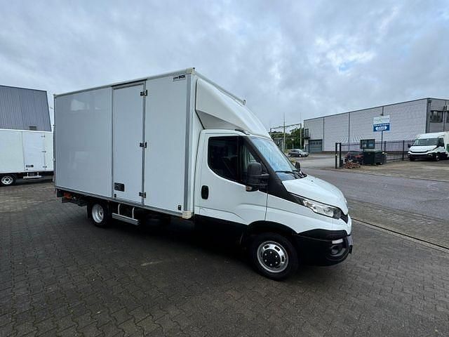Weiss Gebraucht 2010 Iveco Daily Limousine | 19.933 € - Bild 1/4