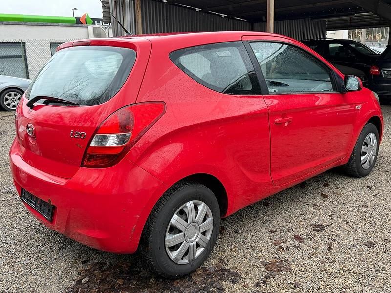 Gebraucht Hyundai i20 78 PS (57 kW) 2011 Rot Kleinwagen