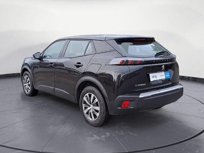 Gebraucht Peugeot e-2008 Active 100 kW (136 PS) 2022 Lackierung schwarz perla nera/ SUV