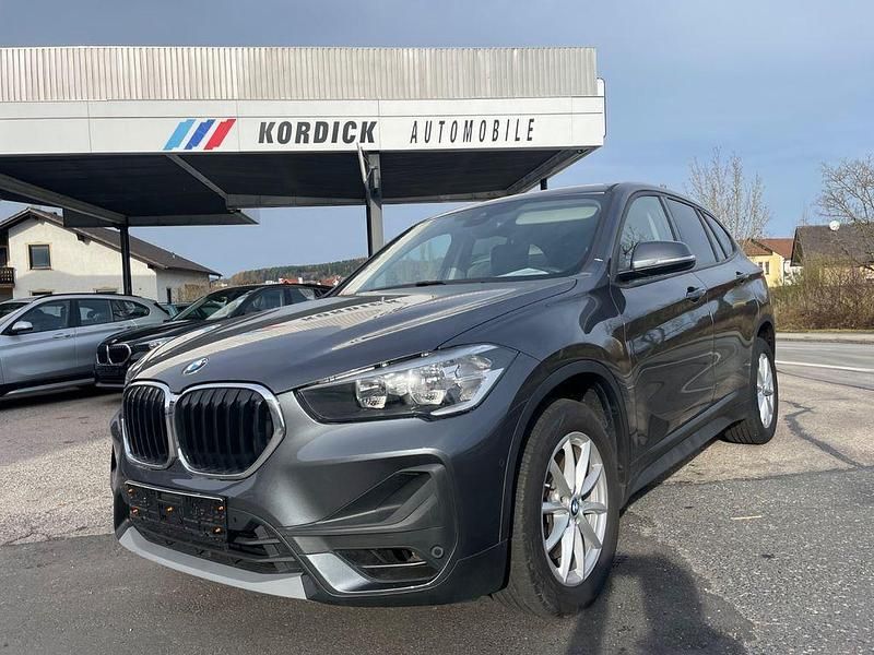 Grau Gebraucht 2021 BMW X1 Sport Line SUV | 27.900 € (Fairer Preis) - Bild 1/4