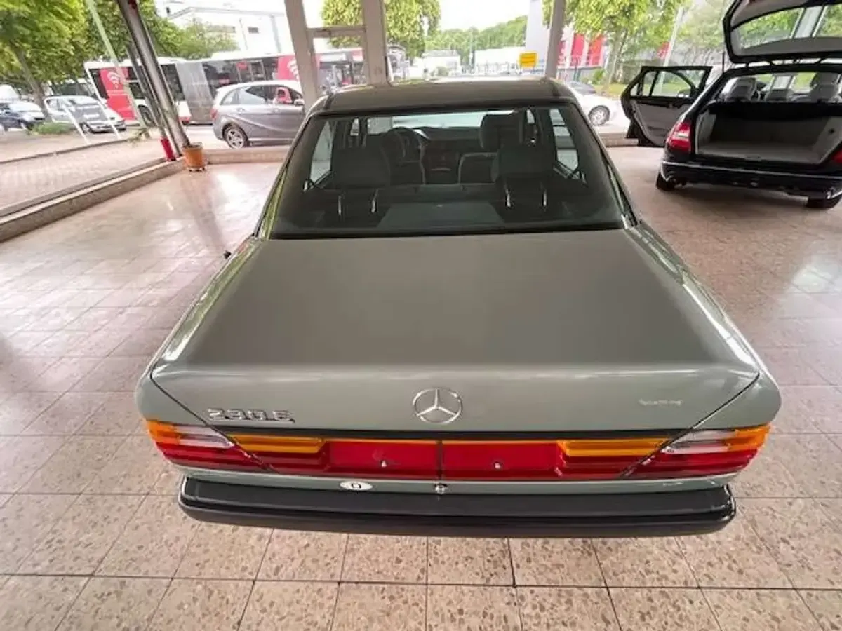 Gebraucht Mercedes E230 132 PS (97 kW) 1987 Nelkengrün Limousine