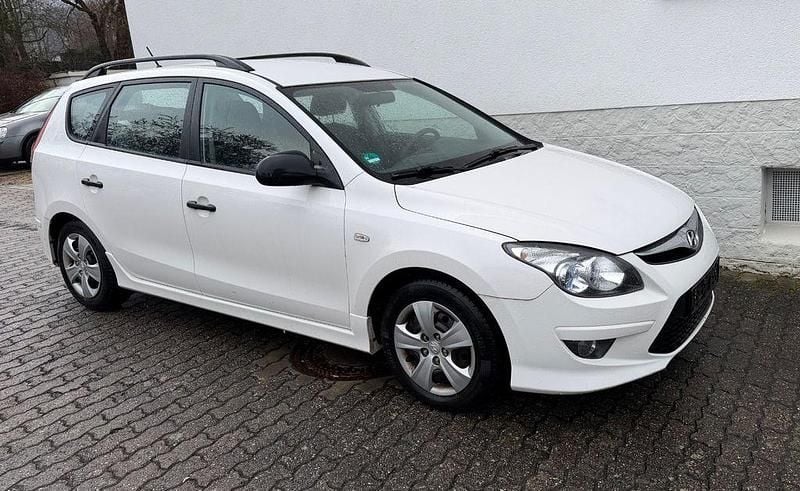 Weiß Gebraucht 2012 Hyundai i30 Edition Kombi | 3.900 € (Fairer Preis) - Bild 1/4