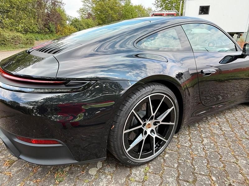 Gebraucht Porsche 992 394 PS (289 kW) 2025 Schwarz Coupé