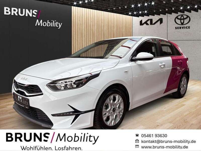Carraraweiß Gebraucht 2024 Kia Ceed Vision Limousine | 21.590 € (Fairer Preis) - Bild 1/4