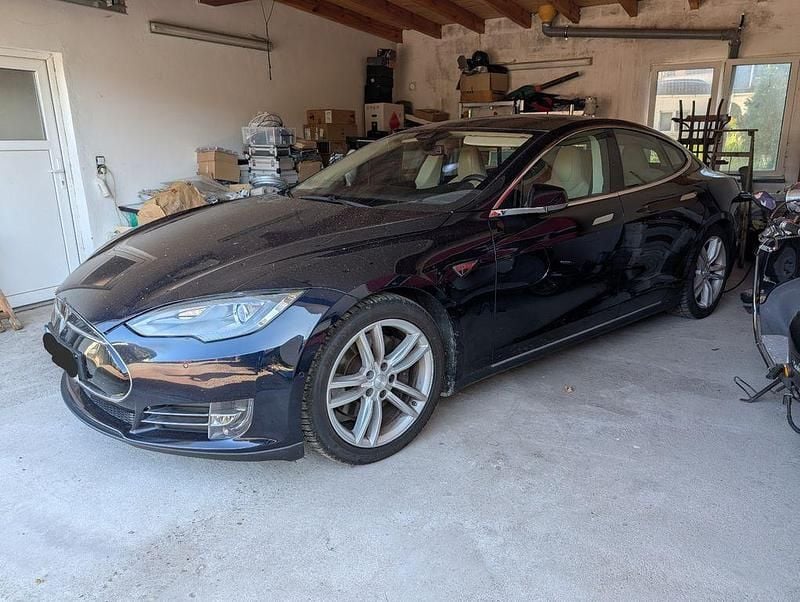 Blau Gebraucht 2015 Tesla Model S Limousine | 22.000 € (Fairer Preis) - Bild 1/4