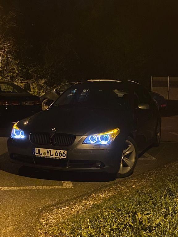 Grau Gebraucht 2004 BMW 520 Limousine | 2.700 € (Superpreis) - Bild 1/4