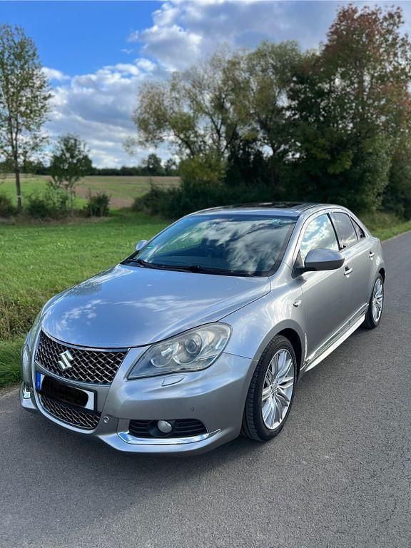 Grau Gebraucht 2013 Suzuki Kizashi Sport Limousine | 9.800 € (Fairer Preis) - Bild 1/4