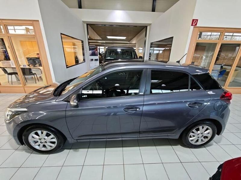 Gebraucht Hyundai i20 101 PS (74 kW) 2016 Grau Limousine