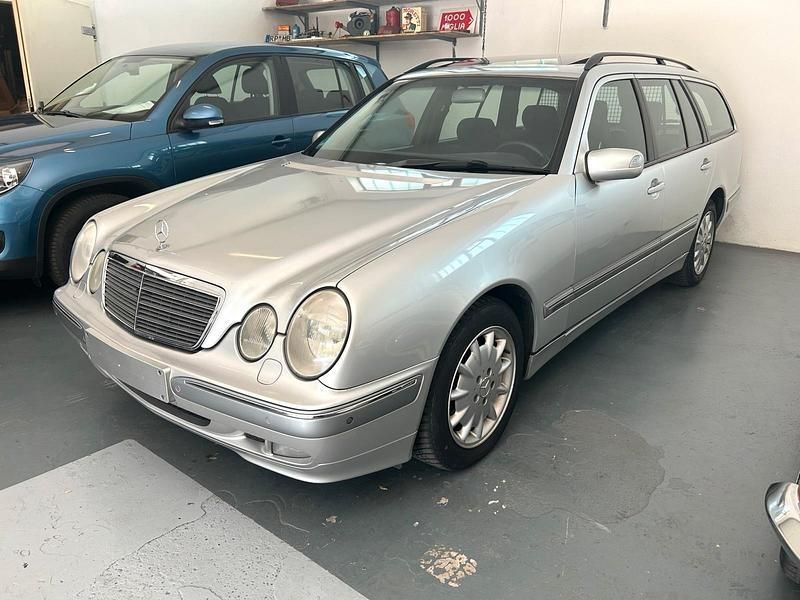 Silber Gebraucht 1999 Mercedes E270 Elegance Kombi | 4.500 € - Bild 1/4