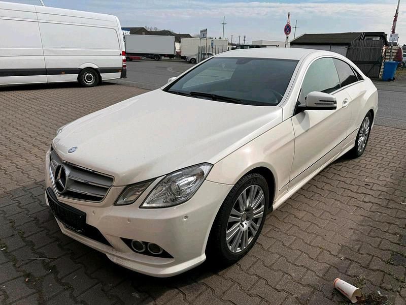 Gebraucht Mercedes E250 204 PS (150 kW) 2010 Weiß Coupé