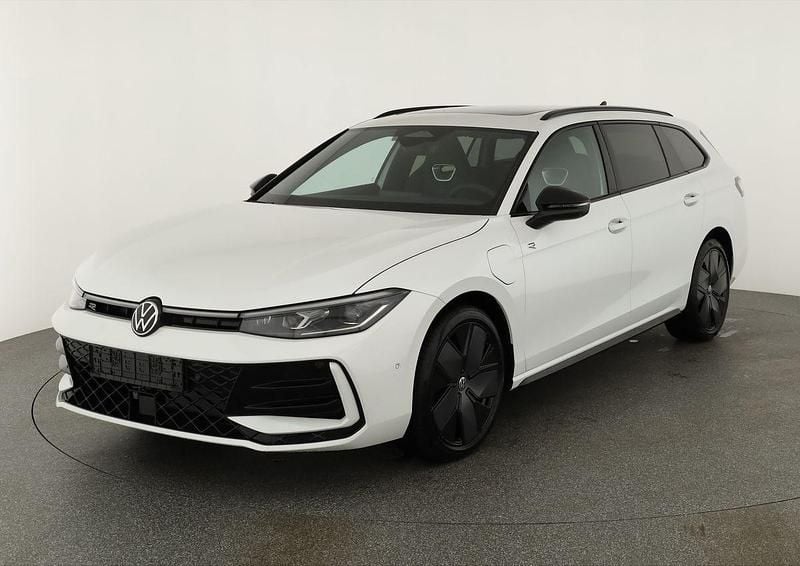Oryxweiß perlmutteffekt Neu 2025 VW Passat R-line Kombi | 50.695 € (Fairer Preis) - Bild 1/4