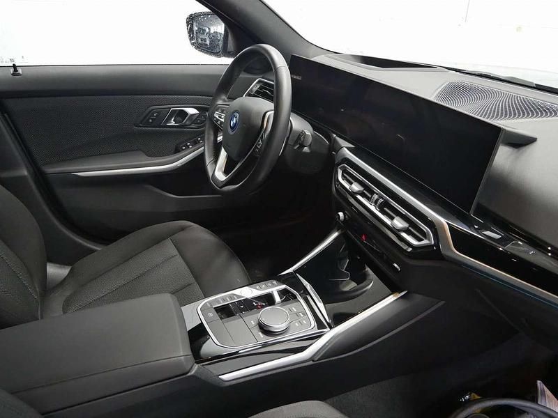 Gebraucht BMW 330e 292 PS (214 kW) 2024 Skyscraper grau metallic Kombi