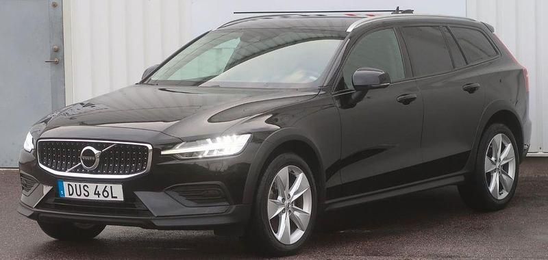 Schwarz Gebraucht 2022 Volvo V60 CC Kombi | 15.790 € - Bild 1/4