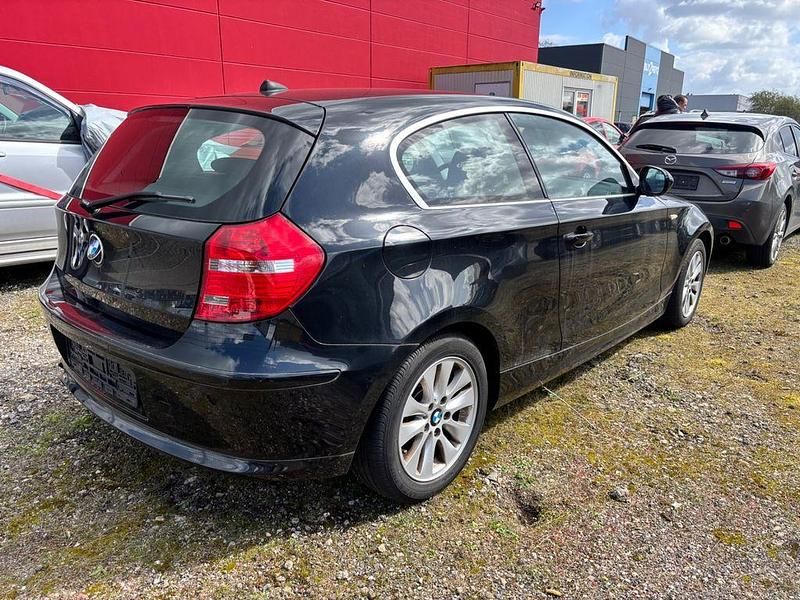 Gebraucht BMW 116 116 PS (85 kW) 2011 Schwarz Kleinwagen