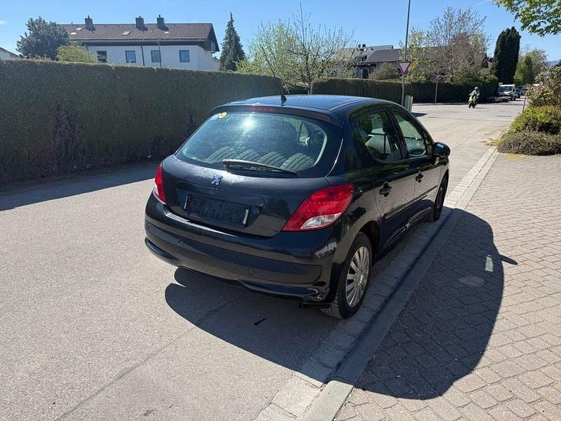 Gebraucht Peugeot 207 Tendance 95 PS (69 kW) 2012 Schwarz Limousine