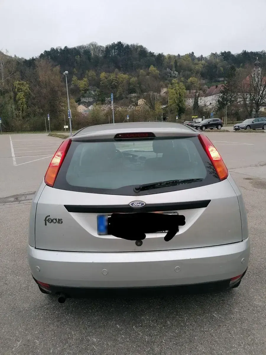 Używany Ford Focus 101 KM (74 kW) 2001 Srebrny Hatchback