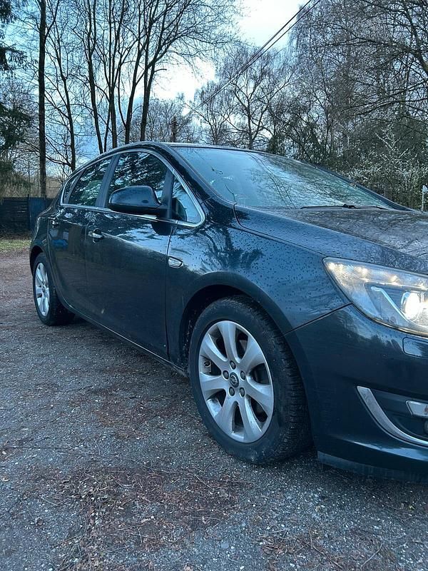 Gebraucht Opel Astra Eco 131 PS (96 kW) 2012 Schwarz Kleinwagen