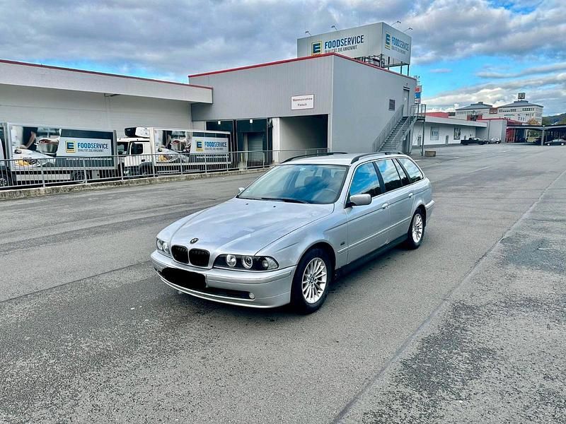 Silber Gebraucht 2002 BMW 520 Kombi | 1.499 € (Superpreis) - Bild 1/4