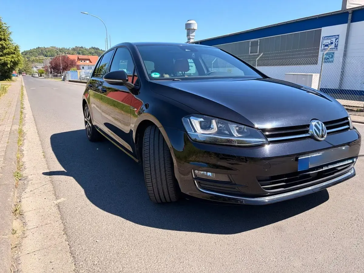 Gebraucht VW Golf VII Highline 125 PS (91 kW) 2015 Schwarz Limousine