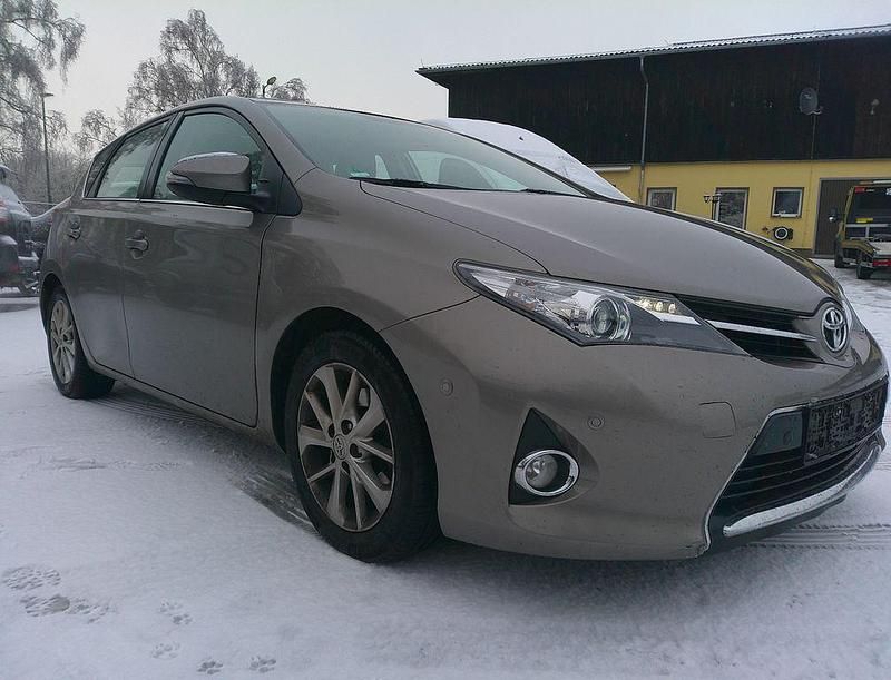 Gebraucht Toyota Auris Edition 124 PS (91 kW) 2013 Braun Limousine