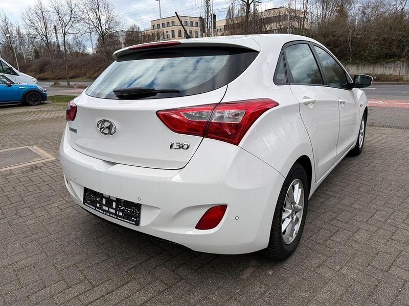 Gebraucht Hyundai i30 Edition 99 PS (72 kW) 2013 Weiß Limousine