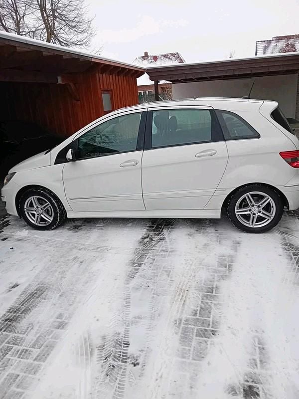 Gebraucht Mercedes B200 193 PS (141 kW) 2010 Weiß Van / Kleinbus