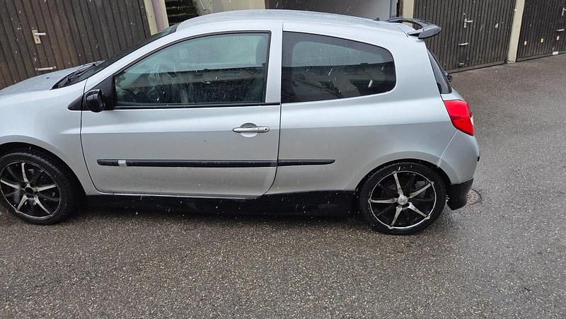 Gebraucht Renault Clio II 75 PS (55 kW) 2009 Silber Kleinwagen