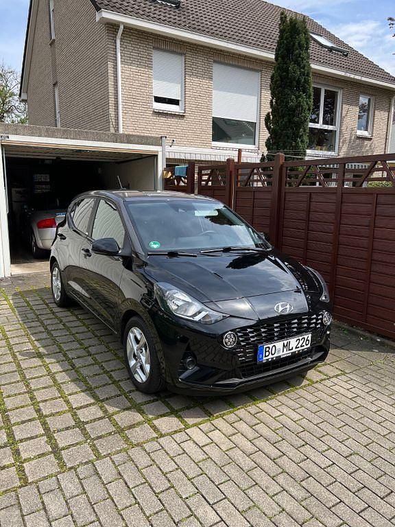 Schwarz Gebraucht 2020 Hyundai i10 Intro Edition Kleinwagen | 10.690 € (Fairer Preis) - Bild 1/4