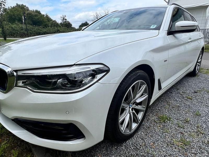 Weiß Gebraucht 2017 BMW 520 Sport Line Kombi | 21.900 € (Guter Preis) - Bild 1/4