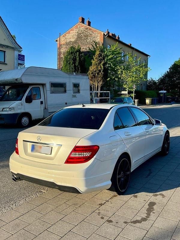 Gebraucht Mercedes C180 154 PS (113 kW) 2011 Weiß Limousine