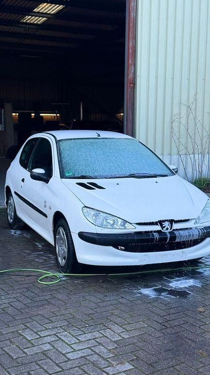 Weiß Gebraucht 2004 Peugeot 206 Filou Limousine | 1.000 € (Guter Preis) - Bild 1/4