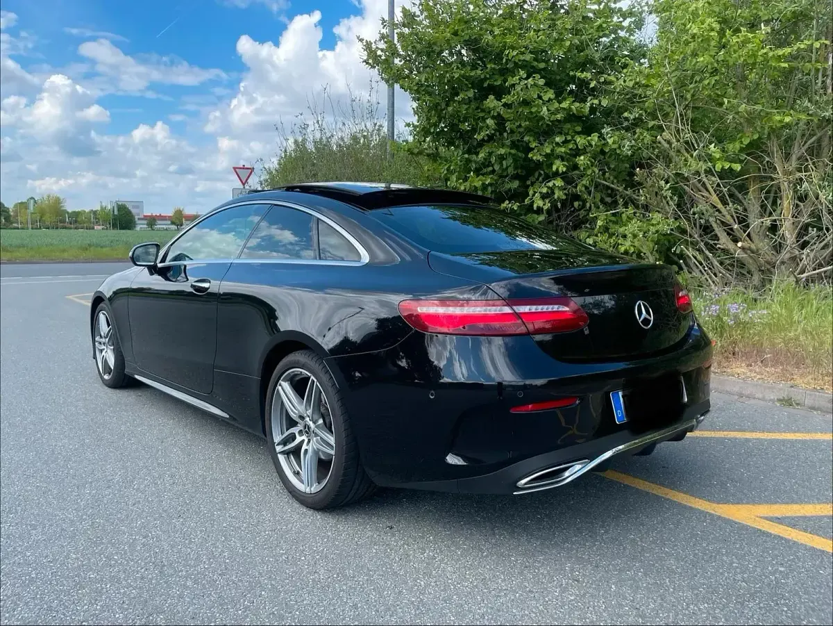 Gebraucht Mercedes E220 AMG 194 PS (142 kW) 2018 Schwarz Coupé