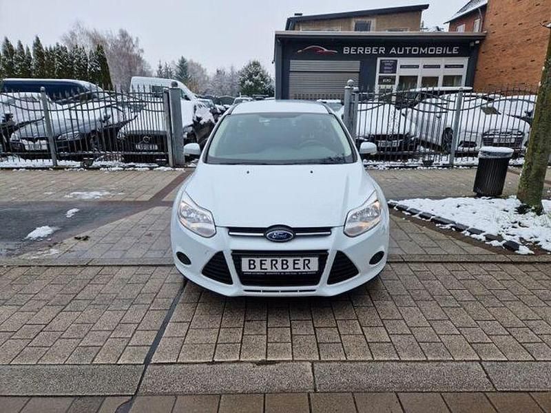 Gebraucht Ford Focus Ambiente 120 PS (88 kW) 2013 Weiß Limousine