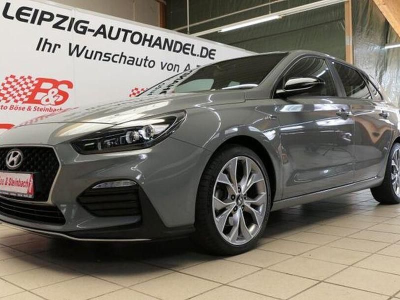 Grau Gebraucht 2020 Hyundai i30 N Line Limousine | 16.984 € (Etwas zu teuer) - Bild 1/4