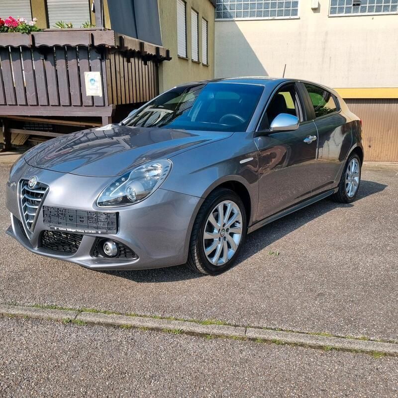 Grau Gebraucht 2015 Alfa Romeo Giulietta Kleinwagen | 10.950 € (Fairer Preis) - Bild 1/4