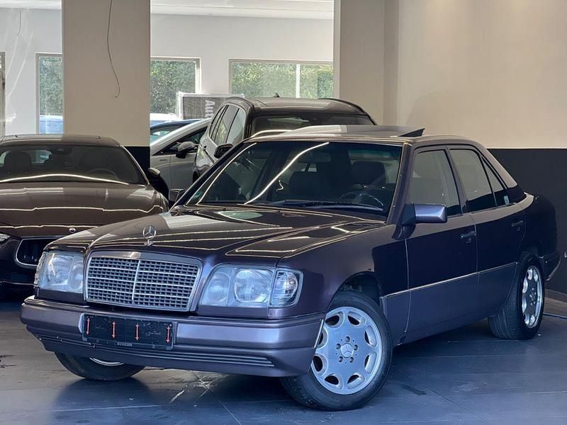 Grau Gebraucht 1994 Mercedes E220 Limousine | 5.990 € - Bild 1/4