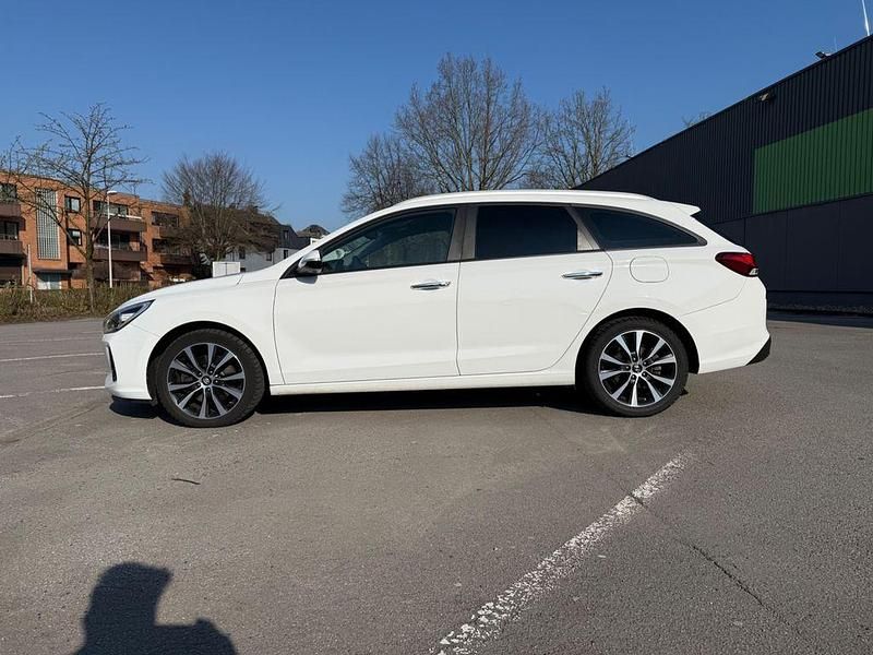 Gebraucht Hyundai i30 Trend 140 PS (102 kW) 2017 Weiß Kombi