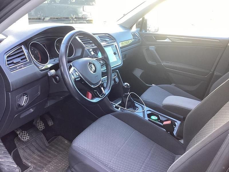 (schwarz) deep black perleffekt Gebraucht 2018 VW Tiguan Allspace Comfortline SUV | 13.290 € (Guter Preis) - Bild 1/4