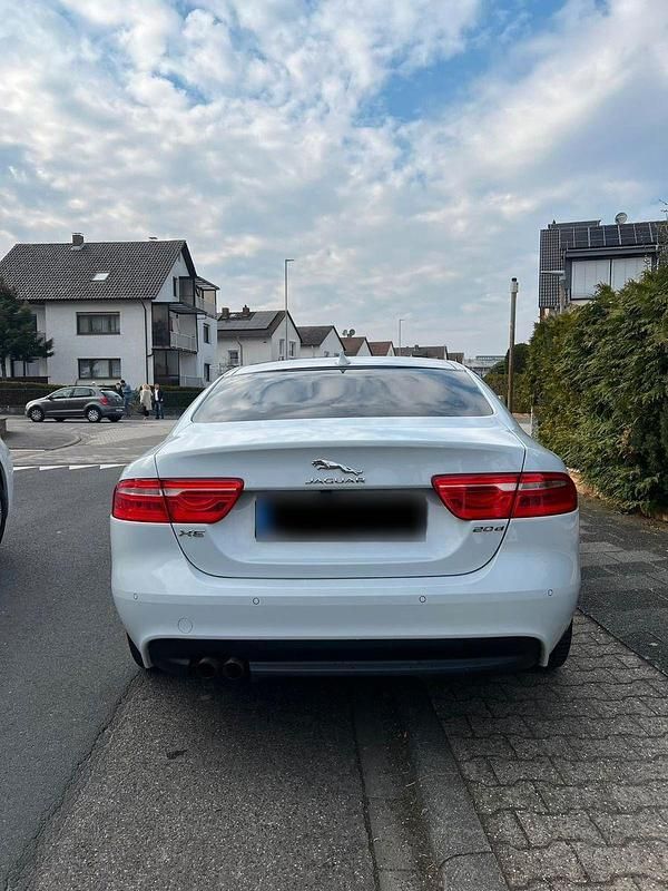 Gebraucht Jaguar XE 179 PS (131 kW) 2016 Weiß Limousine