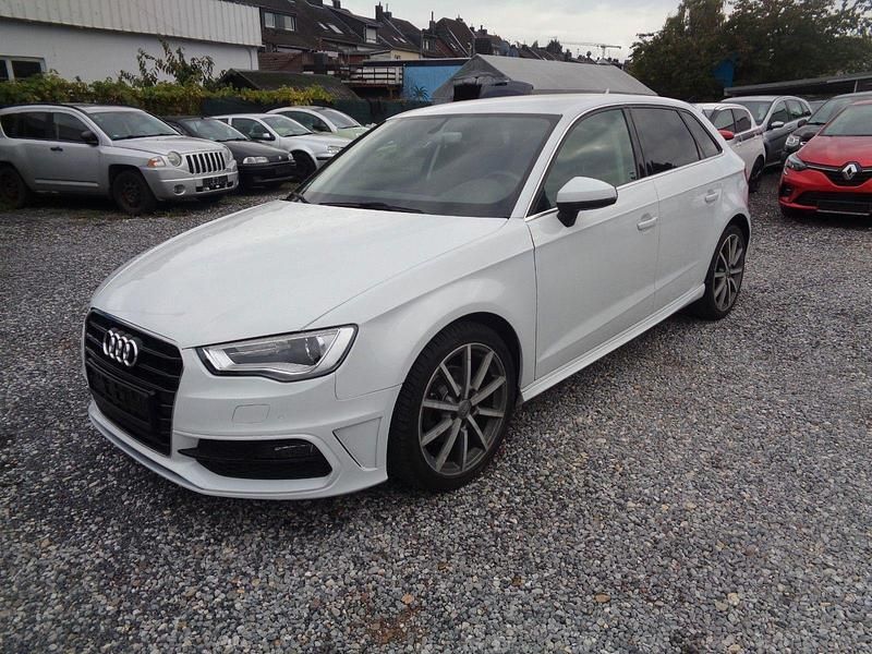 Weiß Gebraucht 2015 Audi A3 Sportback Attraction Limousine | 10.950 € (Guter Preis) - Bild 1/3
