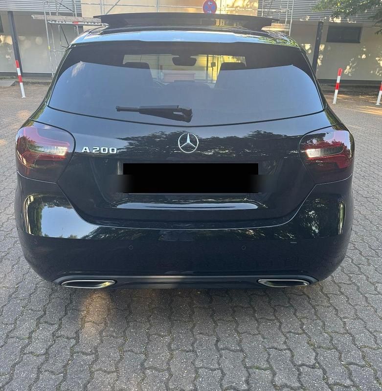 Schwarz Gebraucht 2016 Mercedes 200 Limousine | 10.500 € - Bild 1/4