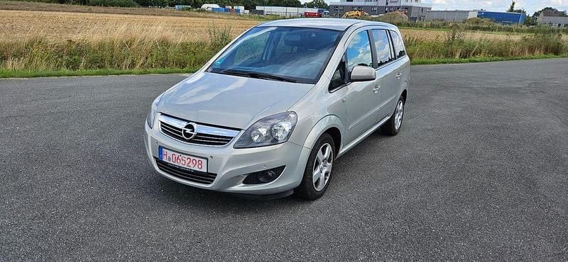 Grau Gebraucht 2011 Opel Zafira Design Edition Van / Kleinbus | 2.200 € (Superpreis) - Bild 1/4