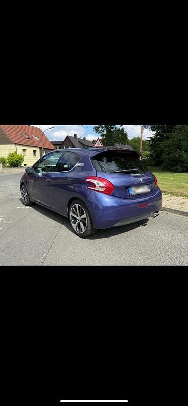 Blau Gebraucht 2012 Peugeot 208 Kleinwagen | 3.299 € (Guter Preis) - Bild 1/4