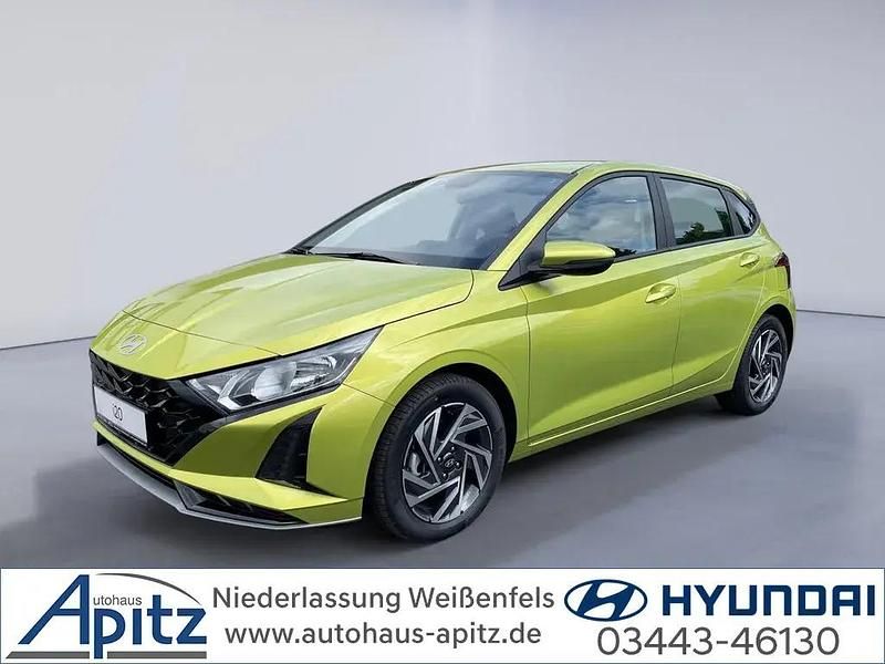 Grün / lucid lime Neu 2025 Hyundai i20 Comfort Limousine | 21.990 € (Fairer Preis) - Bild 1/4