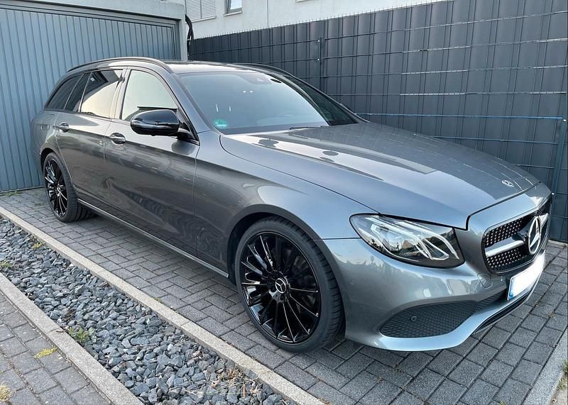 Grau Gebraucht 2018 Mercedes E220 Style Kombi | 39.900 € - Bild 1/4